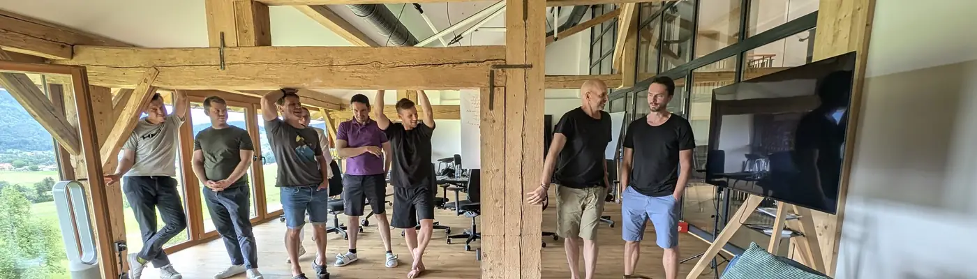 Ein Team präsentiert seine Werte vor der Gruppe