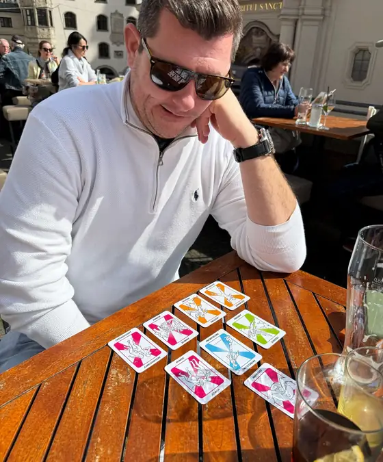 Wertekarten auf einem Cafétisch
