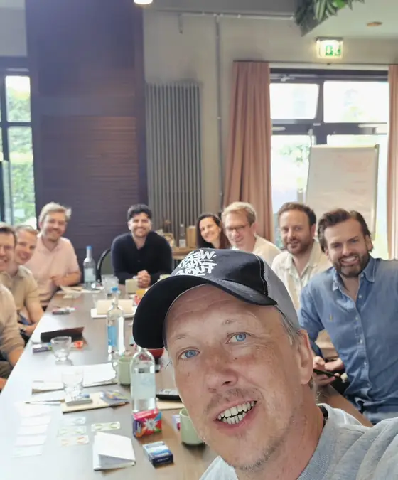 Team am langen Tisch beim Wertespiel