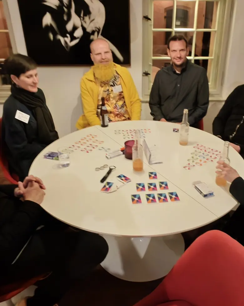 Ein Team am Tisch, die Wertekarten liegen aus